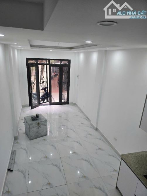 NHÀ MỚI TINH LÔ GÓC 6 tầng 4 pn full nội thất phố Nguyễn Phúc Lai giá 8 tỷ