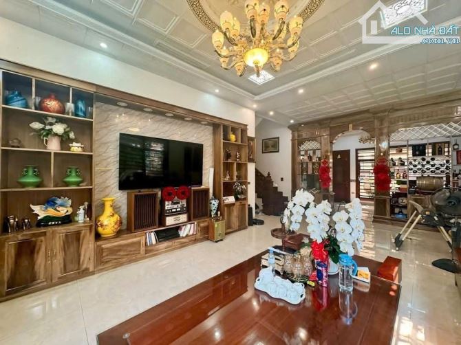 Diện tích: 192 m2, rộng 12m. Tổng diện tích sàn lên đến 360m2 👉 Hướng Tây Bắc 👉 Pháp lý:
