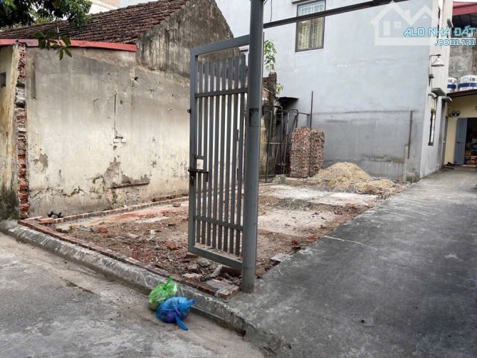 Đất đẹp 2 mặt thoáng đường thông ô tô giá rẻ ngõ Phố Giang Biên DT 43m2 . Giá 7.5 tỷ