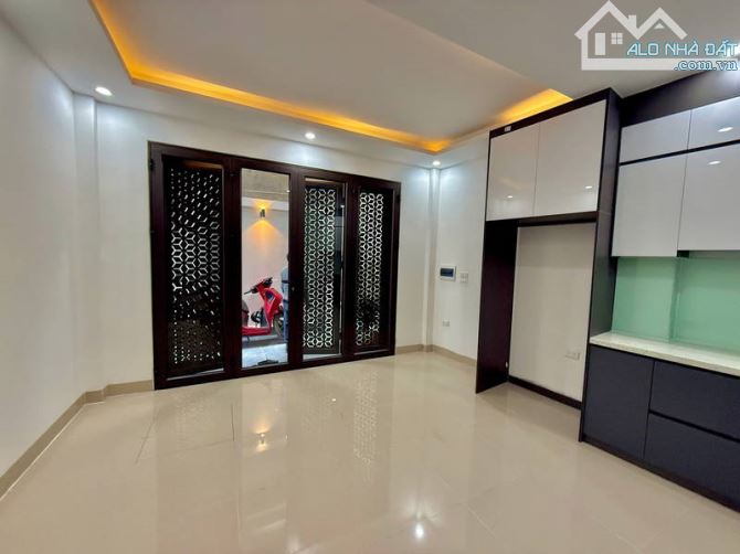Cần bán nhà Đội Cấn 46 m2 6 tầng mặt tiên 4,2 m 8,6 tỷ