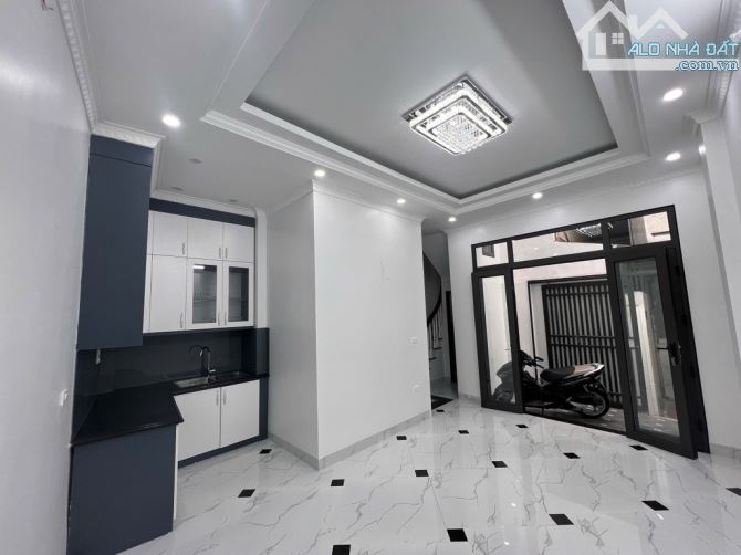BÁN NHÀ PHỐ VỌNG, 10M RA MẶT PHỐ, THANG MÁY, DT 36M2, 8.9 TỶ