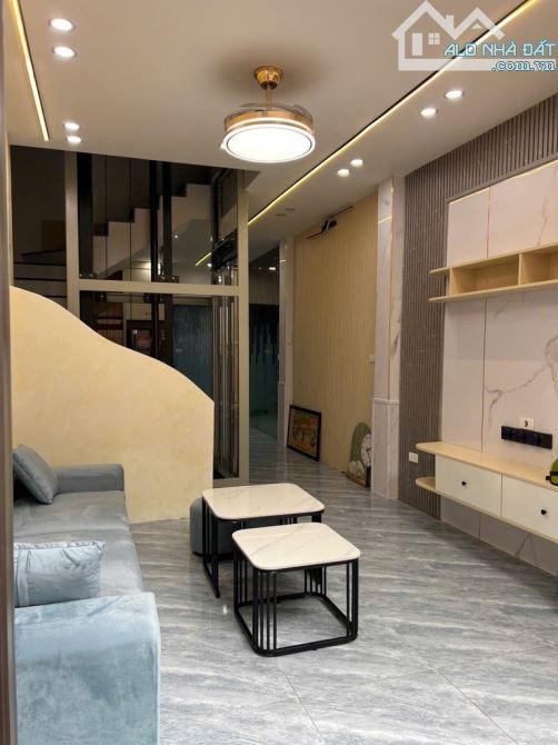 SIÊU MẪU NGỌC THUỴ, 46M, MT4M, THANG MÁY, FULL NỘI THẤT, Ô TÔ ĐỖ CỔNG, CẠNH NHÀ VĂN HOÁ.