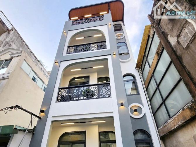 Bán tòa nhà Quận 1, 14 phòng cao cấp hẻm Lê Thánh Tôn