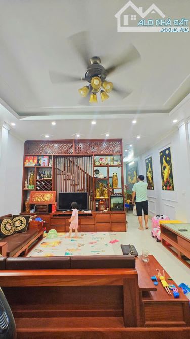 📣BÁN  NHÀ ĐƯỜNG HOÀNG MAI,  63 M2,  5 TẦNG ,MT 5.3M. GIÁ 13.8 TỶ. Ô TÔ QUA NHÀ