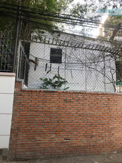 Đất sát biển Hòn Chồng 162m2 đường 2 ô tô né nhau giá chỉ 11 tỷ