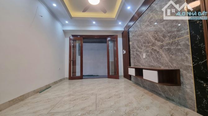 - Bán nhà đường Trần Cung, sát phố, nội thất xịn sò, 32m2, 9.5 tỷ.