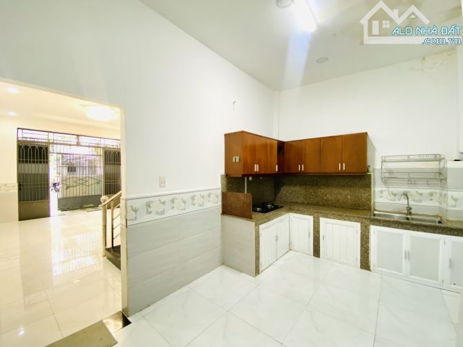 🌹HÀNG THƠM P8 GÒ VẤP - 56m2 (4.4x13m) - 4.55 TỶ TL TỐT - 2 TẦNG ĐÚC - 3PN RỘNG - SÂN XE,