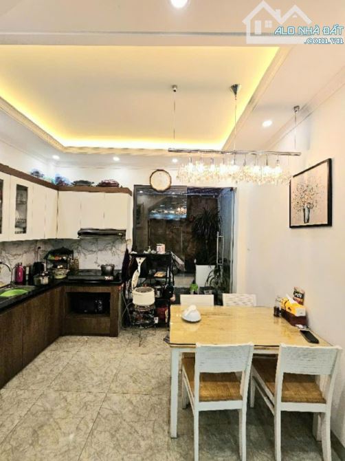 NHÀ ĐẸP NGÔ GIA TỰ LONG BIÊN, NGÕ Ô TÔ, GẦN PHỐ, DT RỘNG CÓ 6.X TỶ