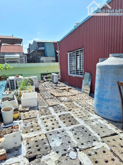 Cần bán căn hộ tập thể lô góc tại Kim Mã 65m2 chỉ 3 tỷ