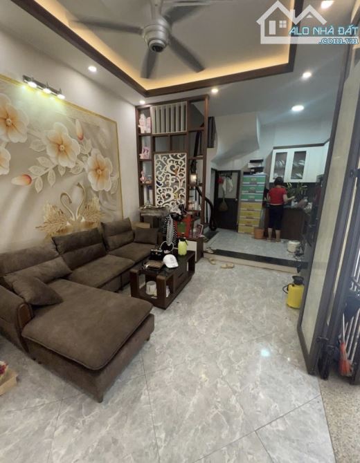 Lĩnh Nam -Ngõ rộng gần oto, dòng tiền- 36m2- 6 tỷ 2