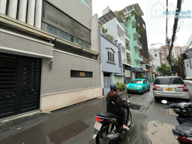 Tòa Nhà 5 Tầng Thang Máy Hxh Huỳnh Văn Bánh, 7m x 17m, Có HĐT 70 Triệu. Giá Chỉ 21 Tỷ.
