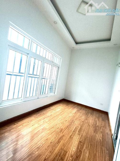 Bán nhà 2 thoáng Lạc Long Quân: 49m x 5 tầng, có sân thượng trồng rau