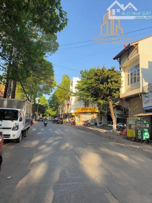 BÁN NHÀ 2 LẦU MẶT TIỀN NGUYỄN VĂN TRỖI. DT:5x23M NỞ HẬU. GIÁ: 9,6 TỶ