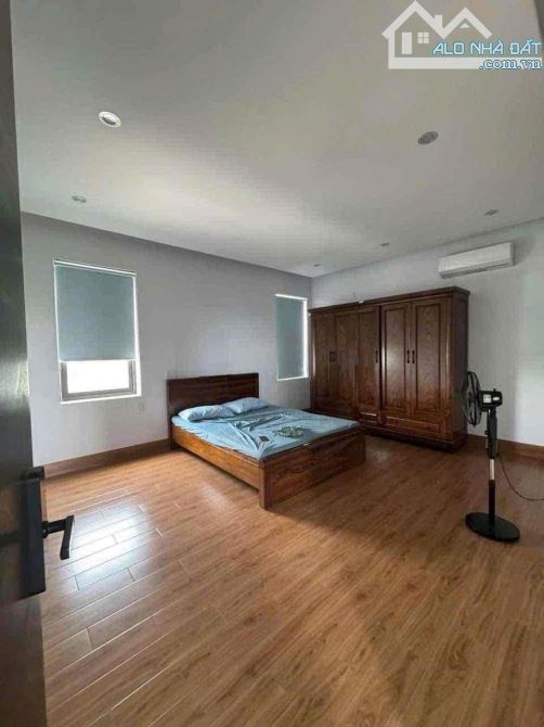 Biệt Thự sân vườn 3 tầng Nam Việt Á sát sông Hàn - gần 390m2 - Giá 29 Tỷ.