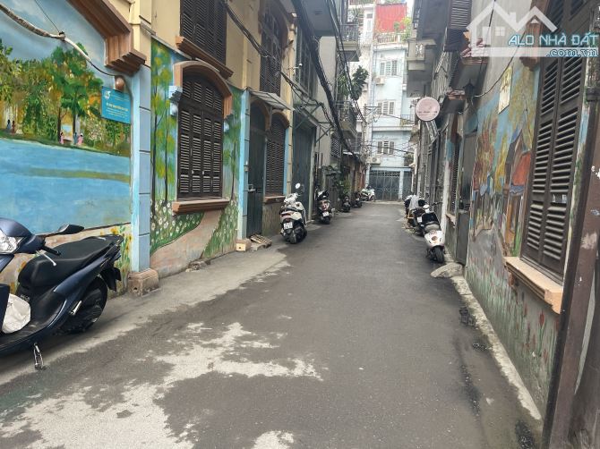 DƯƠNG QUẢNG HÀM CẦU GIẤY 11Tỷ 40m 6T NHÀ MỚ ĐẸP THANG MÁY NỘI THẤT XỊN TIỆN ÍCH Ở SƯỚNG