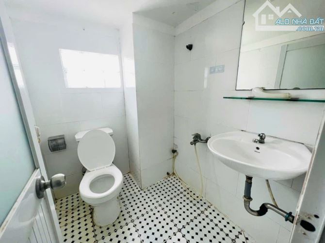 Trống Phòng Ban Công Riêng_Ở liền_view SÂN BAY_Giá từ 3tr8/tháng_30m2 - 10