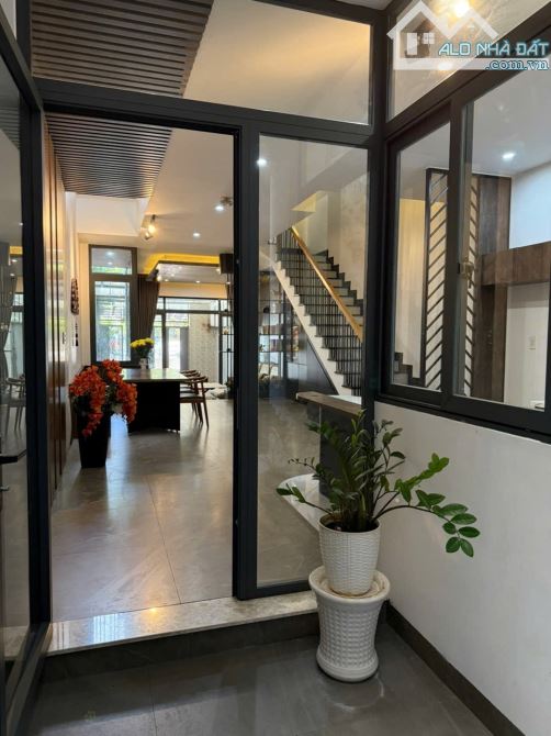 Bán nhà 1 trệt 2 lầu ngay trung tâm Bà Rịa Vũng Tàu, giá bán: 6 tỷ, DT: 100m2 - 10