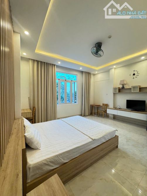 Bán tòa căn hộ 5 tầng, 9 phòng, dòng tiền 45 triệu/tháng, đường 15m Trường Sa. DT 100m2 - 11