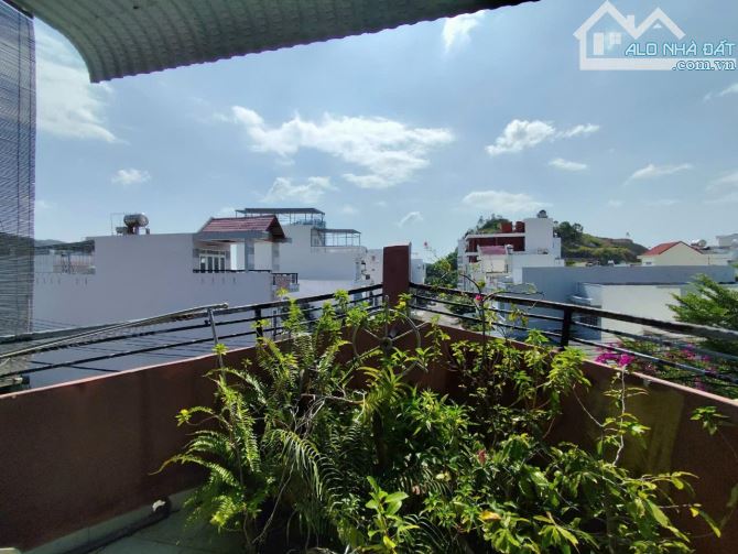 MUA 1 ĐƯƠC 2 NHÀ MẶT TIỀN BÙI HUY BÍCH HÒN XỆN THIẾT KẾ Ở VÀ KD NHÀ NGHỈ CÁCH BIỂN CHỈ 800 - 11