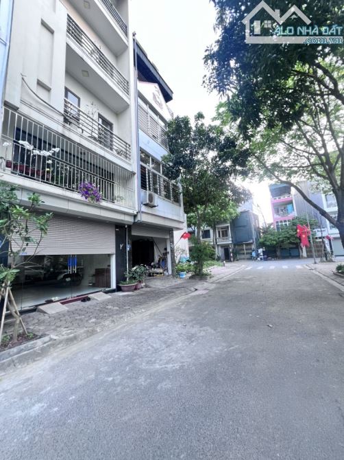 SIÊU ĐẸP - BÁN NHÀ PHÂN LÔ GIANG BIÊN - Ô TÔ TRÁNH - VIEW VƯỜN HOA - Ở NGAY - SỔ VUÔNG - 1
