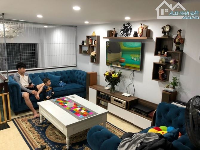 Bán nhà Phố Cổ Linh Long Biên, DT: 34m2, thiết kế đẹp, công năng sạch, giá chào 5 tỷ 800. - 1