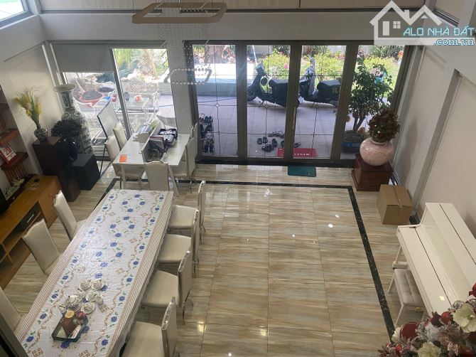 Bán căn Biệt Thự 3 Lầu ST, 590m2 mới đẹp, đối diện Landmark 81 Giá 150 Tỷ TL - 1