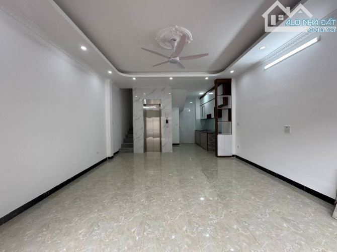 BÁN NHÀ LONG BIÊN GẦN AEON Mặt Tiền 5m DT 52m² X5 TẦNG – THANG MÁY – GARA Ô TÔ Nhỉnh 7 Tỷ. - 1