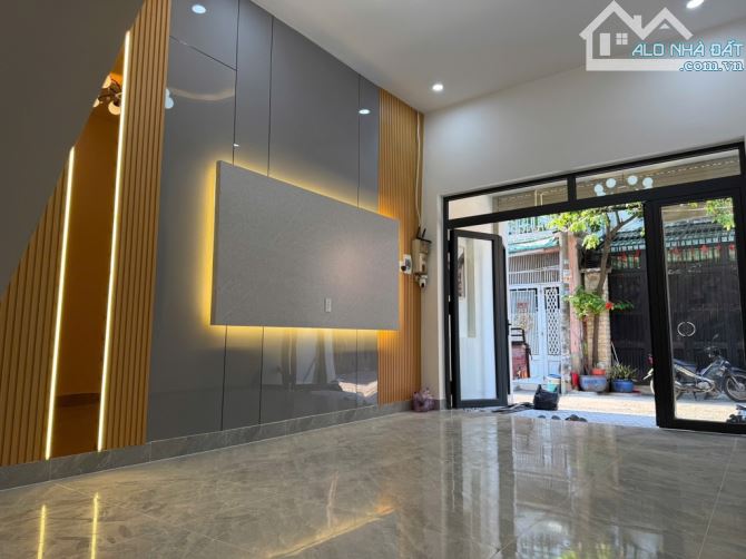 Nhà đẹp kiên cố, tân chánh hiệp q12 đường thông xe hơi - 1