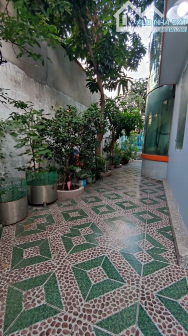 Bán nhà hẻm Tám Danh Phường 4 Quận 8. Nhà nở hậu, diện tích khủng, gần chợ Phạm Thế Hiển - 1