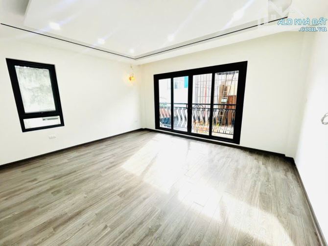 BÁN NHÀ TRẦN KHÁT CHÂN, SÂN CỔNG ĐỂ XE, 5 TẦNG DÂN XÂY, 65M2 GIÁ CHỈ 9,9 TỶ - 1