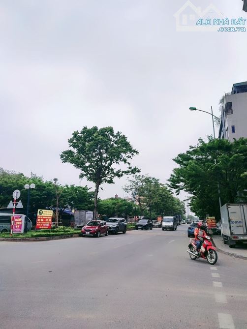 ĐẤT DƯƠNG NỘI 2 LÔ CẠNH NHAU - TỔNG 100M - MẶT 8M - NGAY TTTM - THẲNG RA LÊ TRỌNG TẤN - 1