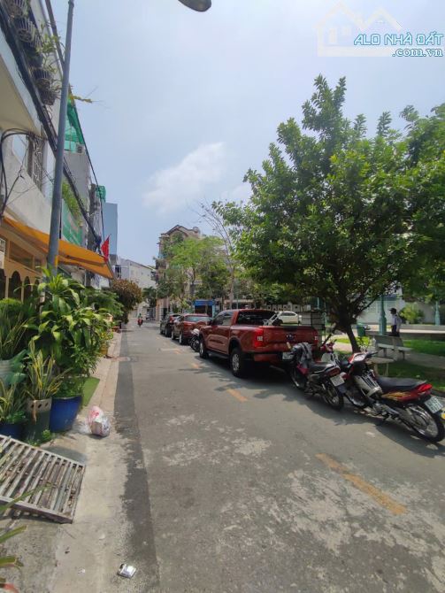 Bán gấp nhà CHDV mặt tiền đường Số 79, Tân Phong, Q7, 60m2, nhỉnh 13 tỷ - 1