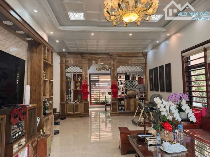 Diện tích: 192 m2, rộng 12m. Tổng diện tích sàn lên đến 360m2 👉 Hướng Tây Bắc 👉 Pháp lý: - 1