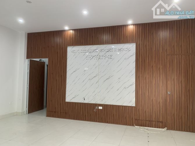 CC CHO THUÊ TẦNG 1 LÔ GÓC 2 MẶT TIỀN QUYỀN LỰC  - VỊ TRÍ VÀNG KĐT VĂN PHÚ - GIÁ 7.5 TR/TH - 1