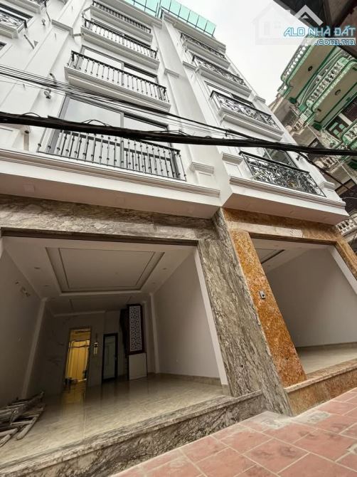 Nhỉnh 11 tỷ có ngay nhà Cầu Giấy lô góc, thang máy, ô tô, DT 37m, 7 tầng, MT4m - 1