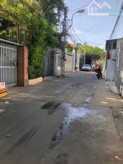 Đất sát biển Hòn Chồng 162m2 đường 2 ô tô né nhau giá chỉ 11 tỷ - 1