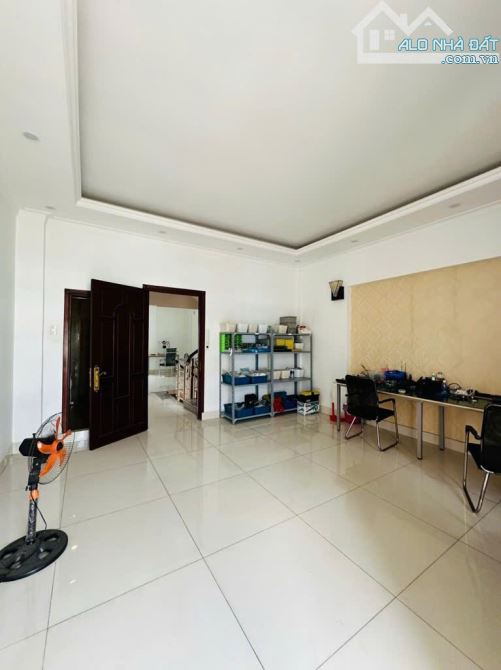 GẤP BÁN, DT 180M²(NGANG 10M), HẺM XE HƠI NGUYỄN DUY TRINH, PHÚ HỮU - 1