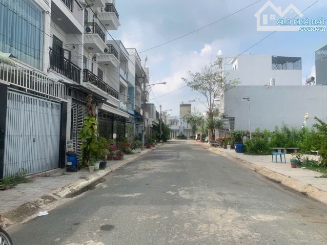 Hàng ngơp chính chủ bán gấp đất đường 12m, Giáp Hóc môn, DT 57,2m2,Giá chỉ 1ty1, Gần chSHR - 1