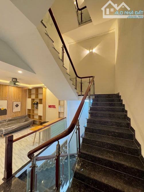 Bán tòa căn hộ 5 tầng, 9 phòng, dòng tiền 45 triệu/tháng, đường 15m Trường Sa. DT 100m2 - 12