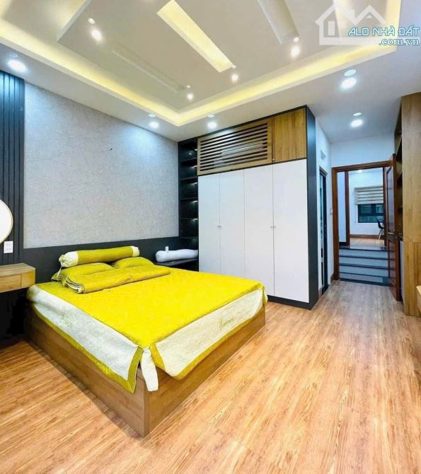 4 tỷ còn 3 tỷ 750. Bán nhà 60m² gần hồ bơi Vân Đồn. Xây 1 trệt lửng 3 lầu, hẻm 6m. Sổ sẵn - 12