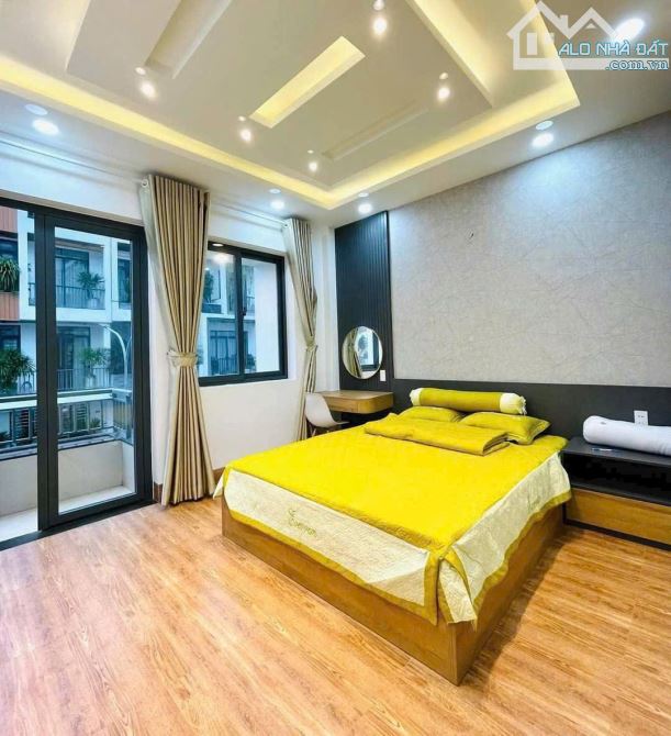 4 tỷ còn 3 tỷ 750. Bán nhà 60m² gần hồ bơi Vân Đồn. Xây 1 trệt lửng 3 lầu, hẻm 6m. Sổ sẵn - 13