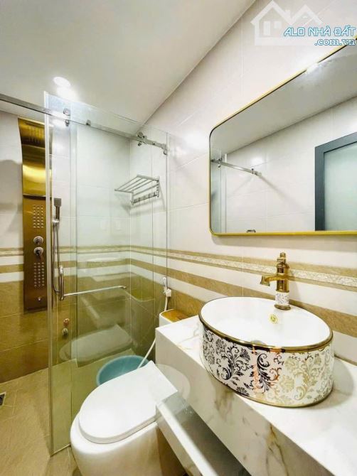 4 tỷ còn 3 tỷ 750. Bán nhà 60m² gần hồ bơi Vân Đồn. Xây 1 trệt lửng 3 lầu, hẻm 6m. Sổ sẵn - 14