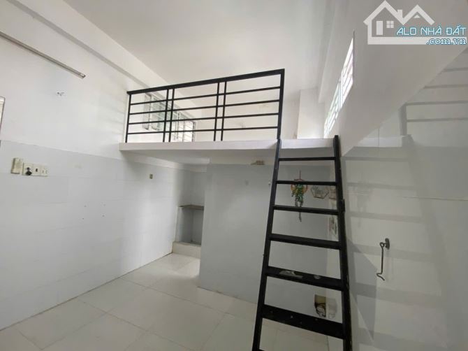 Trống Phòng Ban Công Riêng_Ở liền_view SÂN BAY_Giá từ 3tr8/tháng_30m2 - 15