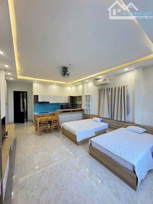 Bán tòa căn hộ 5 tầng, 9 phòng, dòng tiền 45 triệu/tháng, đường 15m Trường Sa. DT 100m2 - 16