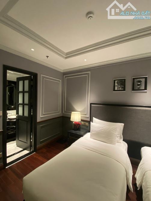 Bán khách sạn Phố cổ, mặt phố Hàng Bè, Cầu Gỗ 160m2, 11 tầng, 4 sao, tuyệt đẹp, 162 tỷ.