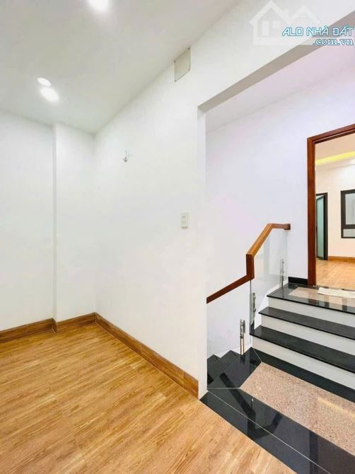 4 tỷ còn 3 tỷ 750. Bán nhà 60m² gần hồ bơi Vân Đồn. Xây 1 trệt lửng 3 lầu, hẻm 6m. Sổ sẵn - 18