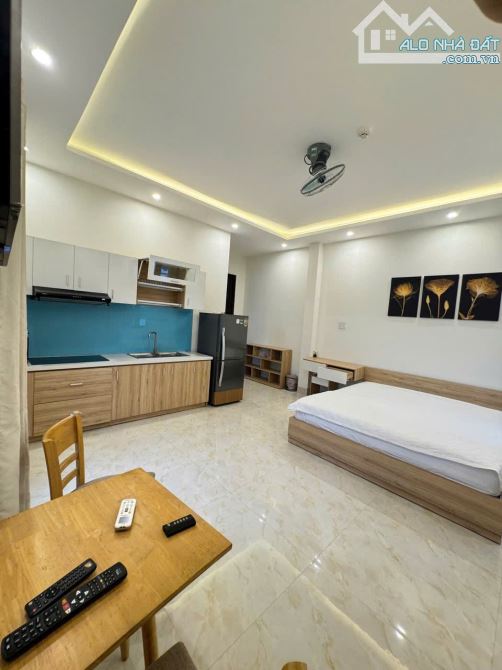 Bán tòa căn hộ 5 tầng, 9 phòng, dòng tiền 45 triệu/tháng, đường 15m Trường Sa. DT 100m2 - 20
