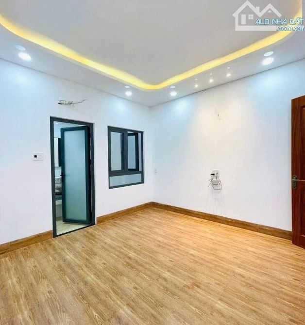 4 tỷ còn 3 tỷ 750. Bán nhà 60m² gần hồ bơi Vân Đồn. Xây 1 trệt lửng 3 lầu, hẻm 6m. Sổ sẵn - 20