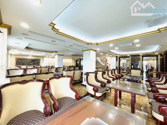 225m2 mặt phố - 3 tầng - mặt tiền 8,1m - Vỉa hè - Kinh doanh đỉnh cao - 2