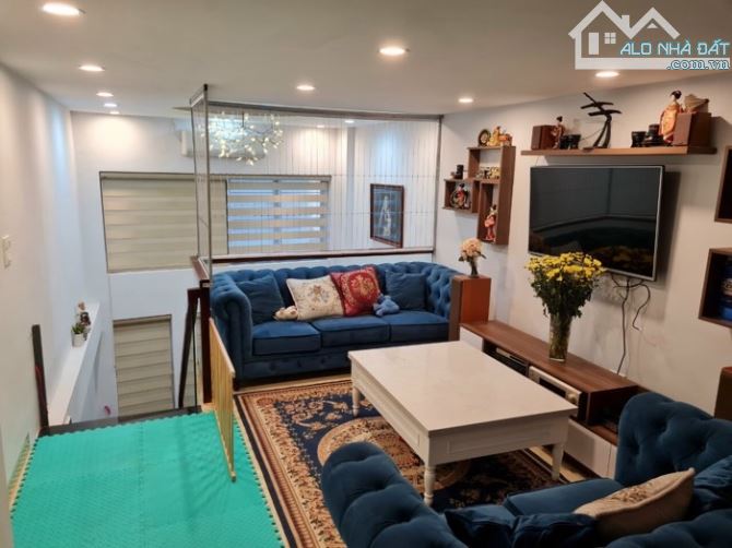 Bán nhà Phố Cổ Linh Long Biên, DT: 34m2, thiết kế đẹp, công năng sạch, giá chào 5 tỷ 800. - 2